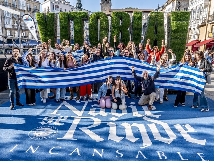 Alavesistas de todas las edades agitan la bandera albiazul en la Virgen Blanca.