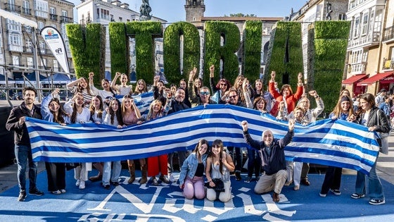 Alavesistas de todas las edades agitan la bandera albiazul en la Virgen Blanca.