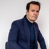 El escritor y periodista vitoriano Daniel Entrialgo firma una biografía «no autorizada' del color preferido en Europa.