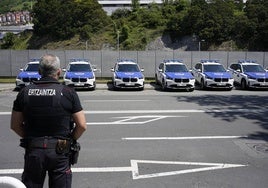 En el exterior de la comisaría de Bilbao estaban aparcados ayer numerosos coches policiales desplazados para reforzar el dispositivo del miércoles.