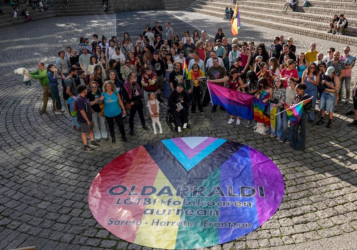Gran foto contra la LGTBI+fobia en la plaza de los Fueros