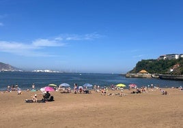 Las playas vizcaínas se llenan en una jornada veraniega