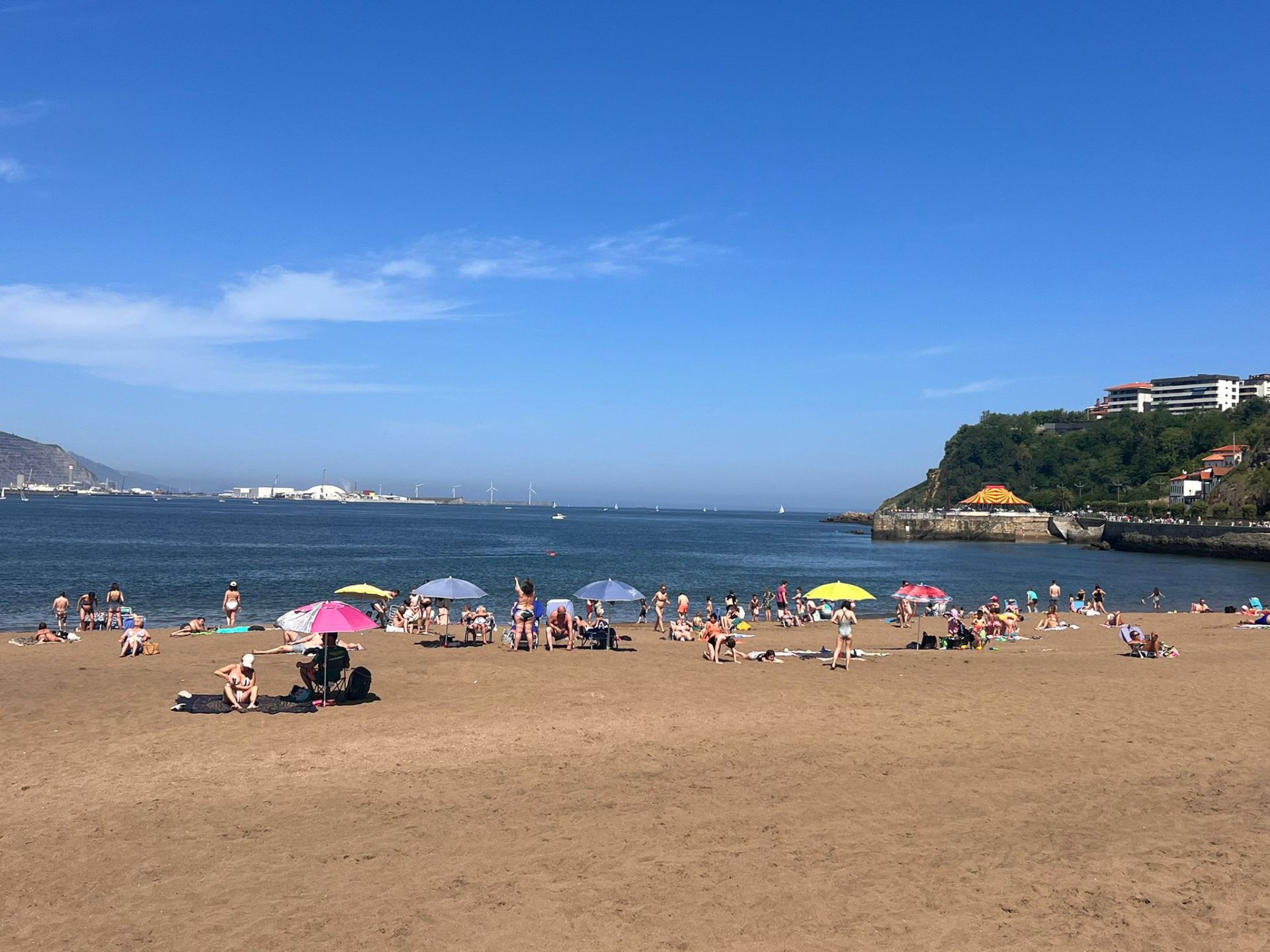 Las playas vizcaínas se llenan en una jornada veraniega