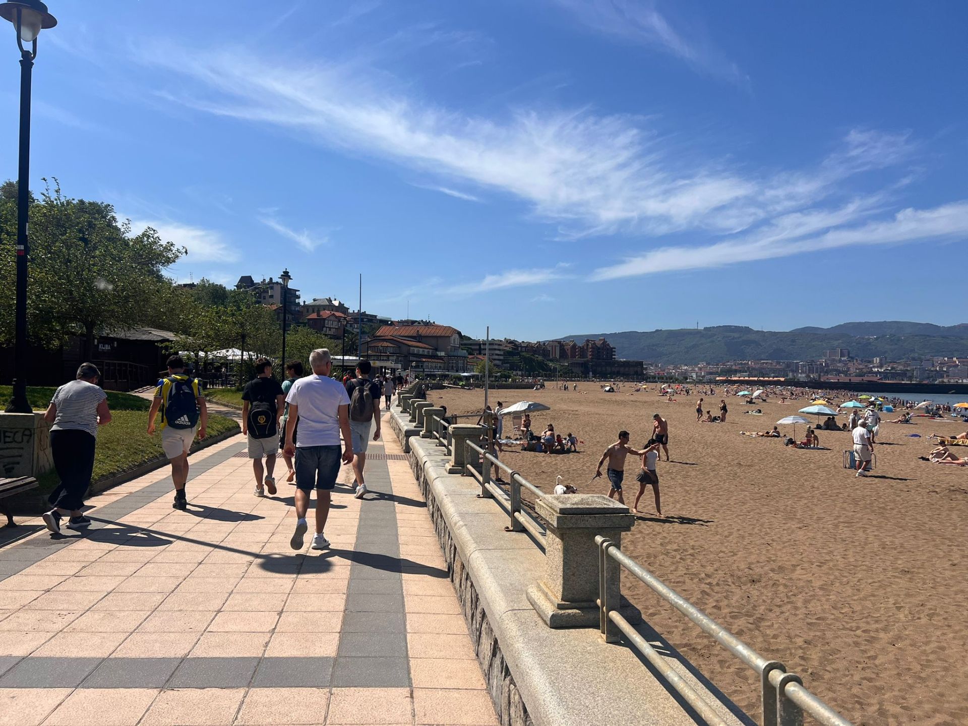 Las playas vizcaínas se llenan en una jornada veraniega