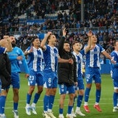 Los jugadores del Alavés, con Guevara a la cabeza, celebran el triunfo ante el Valencia.