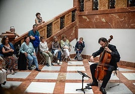 El violonchelista Josetxu Obregón, en el Bellas Artes.