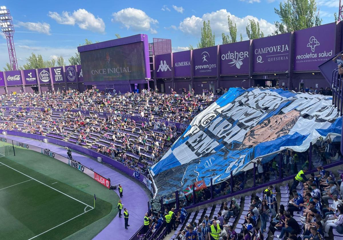 El espectacular tifo con el que la afición del Alavés recibió al equipo en Valladolid