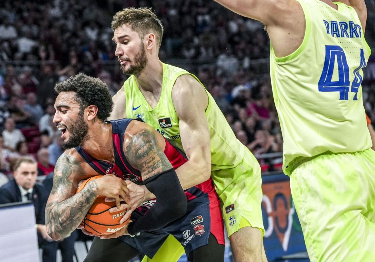 Brizuela comete falta sobre Howard