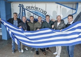 Garmendia, Astarbe, Roth, Muro, Tito, Toquero y Herrera posan con la bandera del Alavés.