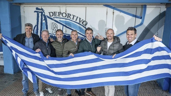 Garmendia, Astarbe, Roth, Muro, Tito, Toquero y Herrera posan con la bandera del Alavés.