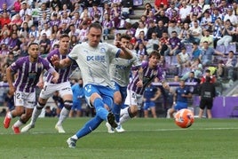 Kike García lanza y marca de penalti el 0-1.