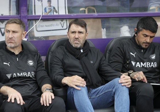 Coudet, junto a sus asistentes, en el banquillo del José Zorrilla.