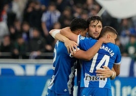 Tenaglia, Garcés y Mouriño, en la última victoria del Alavés.