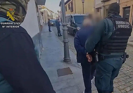 Agentes de la Guardia Civil han detenido a un hombre por el atraco en una sucursal bancaria de Madrid.