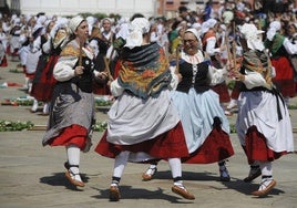 Participantes del Bizkaiko Dantzari Eguna celebrado en Lekeitio este domingo.