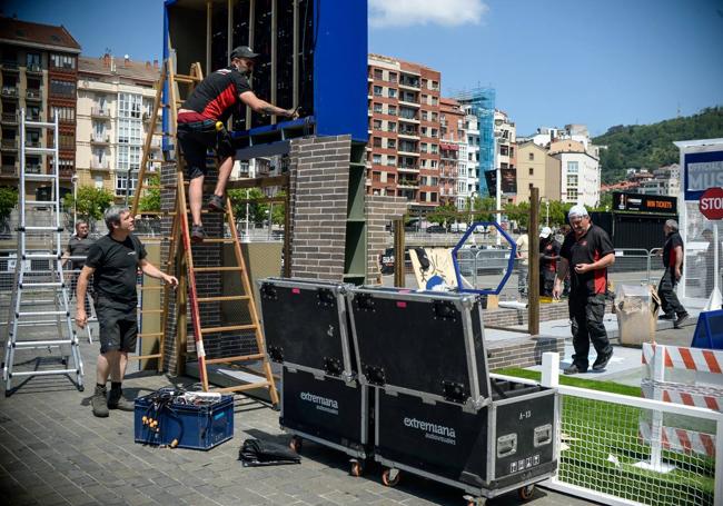 Labores de montaje de la 'fan zone' que se ubicará en el Arenal.