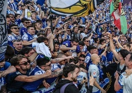 Los jugadores celebran con la afición