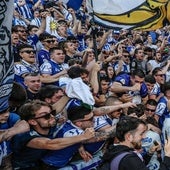 Los jugadores celebran con la afición