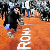 Carlos Alcaraz, sonriente con el trofeo tras coronarse en Roma en la final contra Sinner.