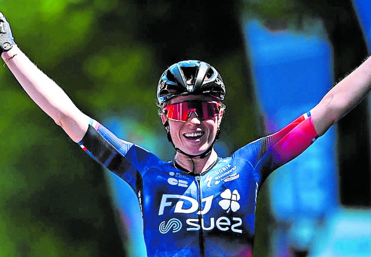 Demi Vollering sentenciala la Itzulia al ganar la última etapa en solitario