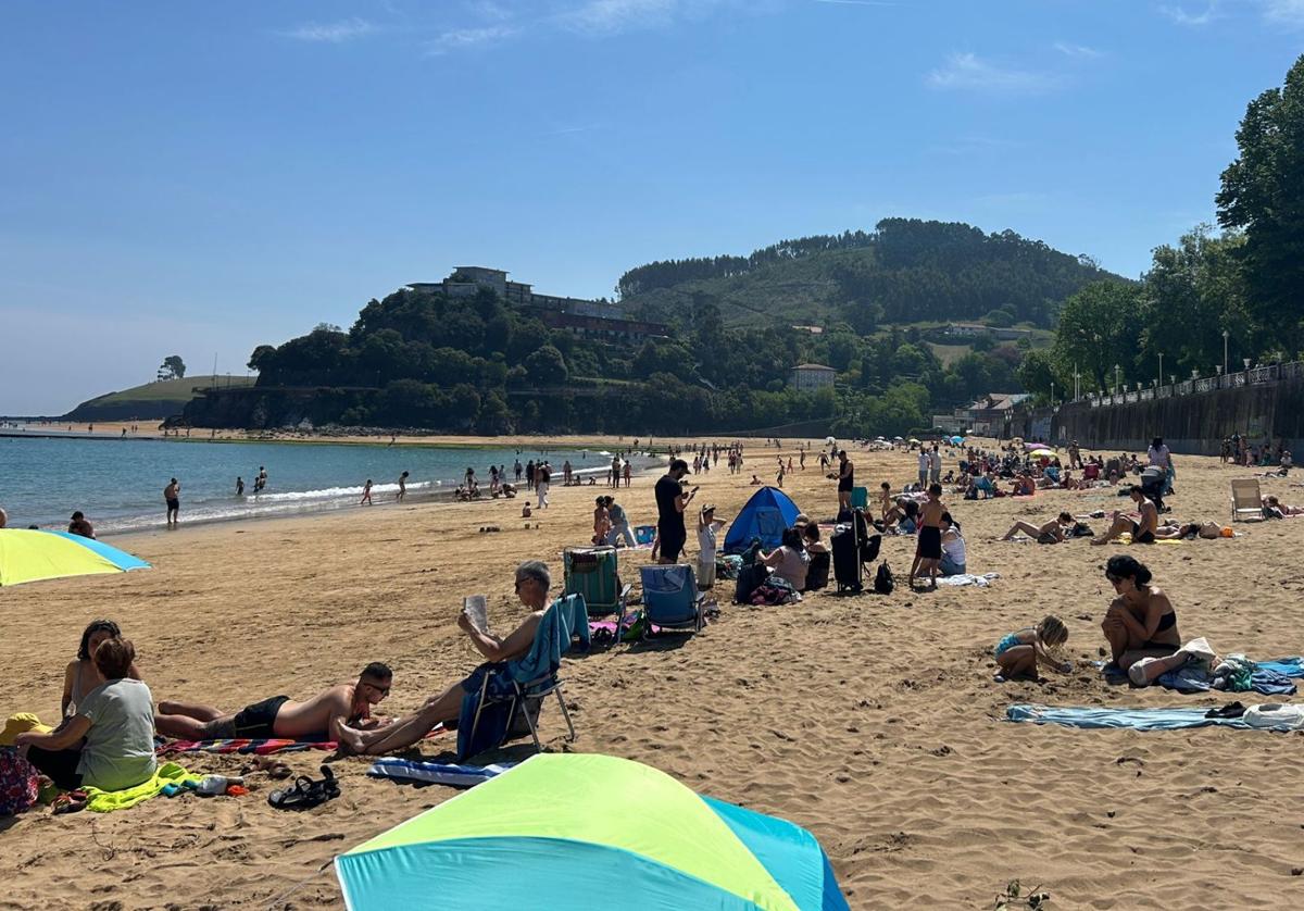 El buen tiempo lleva a los vizcaínos a las playas