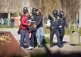 Policías Locales con un par de okupas.