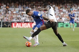 Berenguer controla el balón ante la presión del valencianista Sadiq.