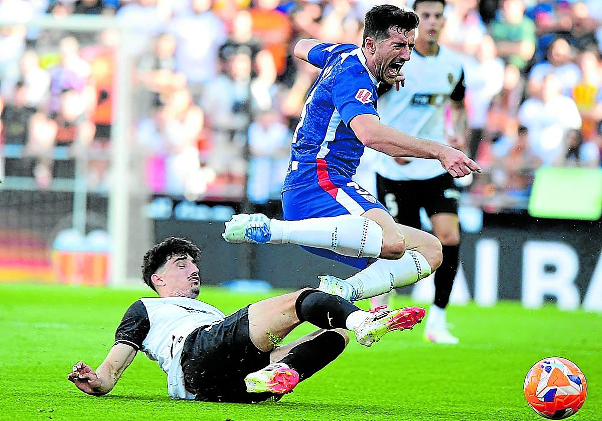 El valencianista Diego López trata de frenar el avance de Vivián.