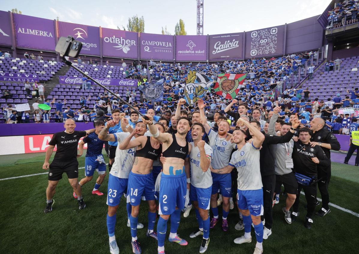 Imagen secundaria 1 - Kike engullido por la grada, Guevara de chófer, la bufanda de Coudet... Así fue la celebración del Alavés