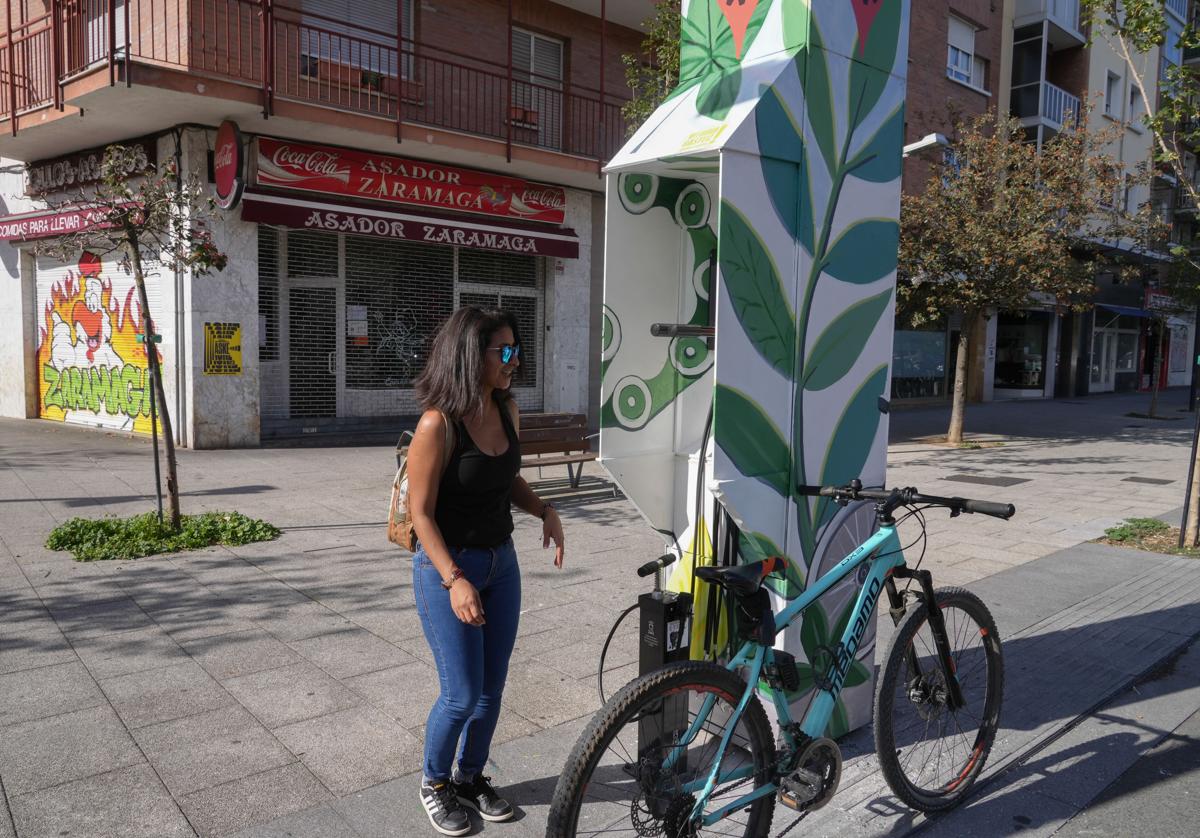 Vitoria estrena 15 estaciones de reparación de bicicletas gratuitos