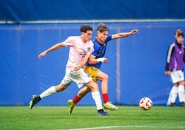 Adri Gómez pugna con Josep Cerdà en el Andorra-Sestao River del pasado sábado.