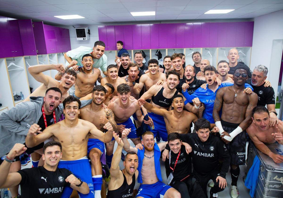 Imagen principal - Kike engullido por la grada, Guevara de chófer, la bufanda de Coudet... Así fue la celebración del Alavés