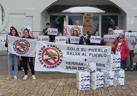 La agrupación se ha presentado este lunes en el SAC del Consistorio con varias cajas llenas de alegaciones.