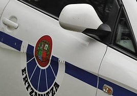 Para a consultar a una patrulla de la Ertzaintza en Bilbao y acaba atropellada por su propio coche