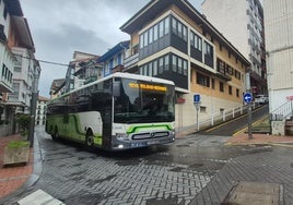 El Bizkaibus a su paso por su habitual parada de Goiko kalea en Mundaka.