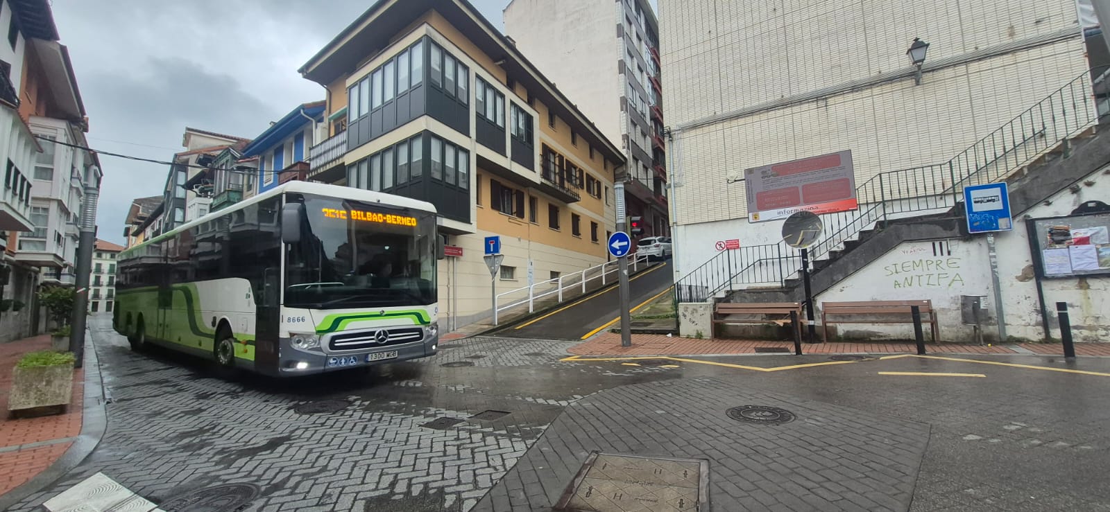 El Bizkaibus a su paso por su habitual parada de Goiko kalea en Mundaka.
