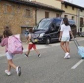 Unos niños de Lagrán se dirigen al microbús que les lleva al colegio en Campezo.