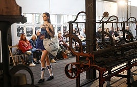 Una modelo desfila en la pasarela de La Encartada 2024 en Balmaseda.