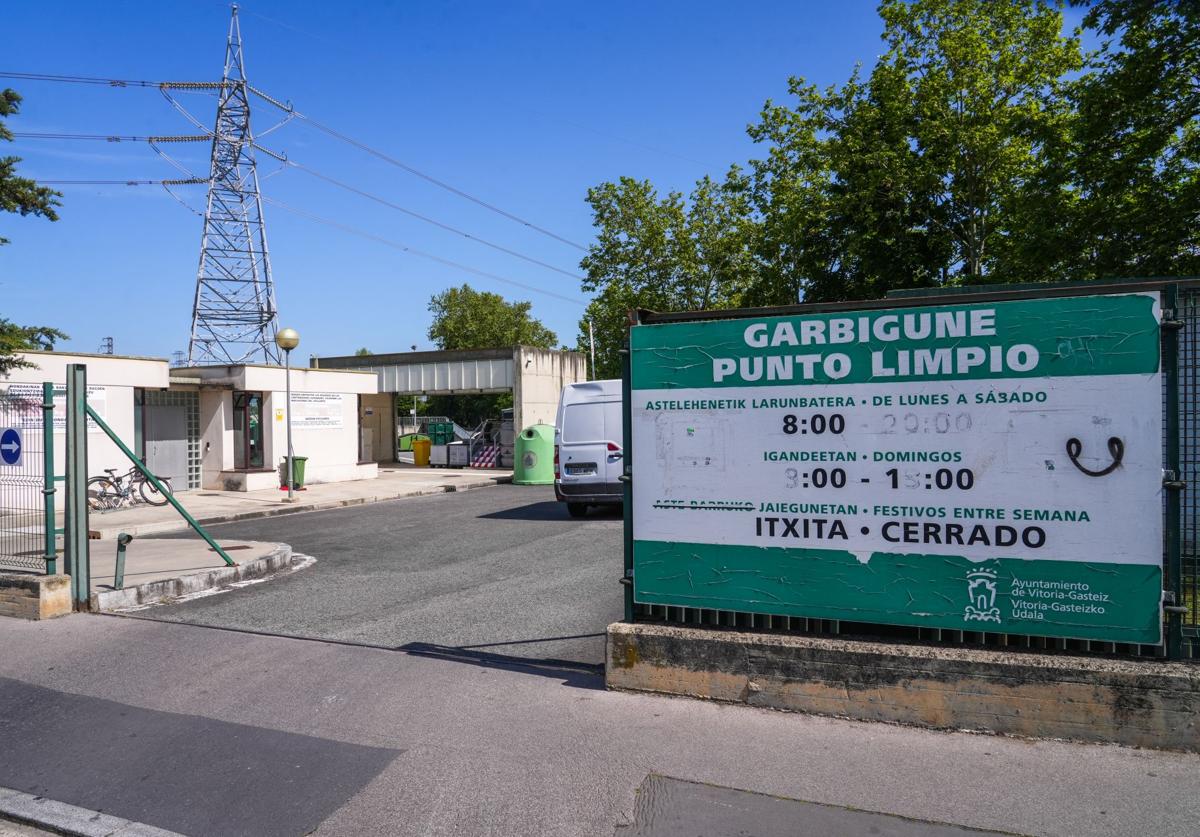 Acceso principal del garbigune localizado en la Avenida de los Huetos.