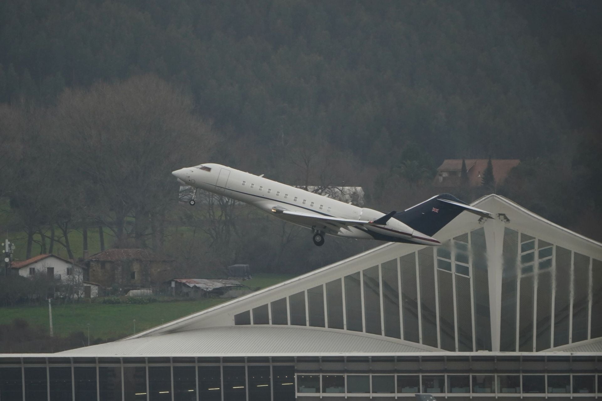 Un jet privado despega de Loiu, en una imagen tomada en 2023.