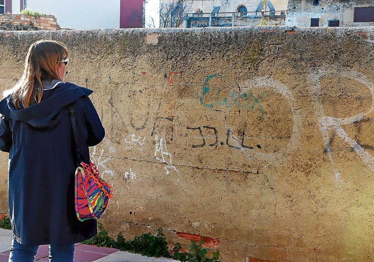 Los técnicos municipales reconocen el mal estado de la pared pero no ven indicios de derrumbe.