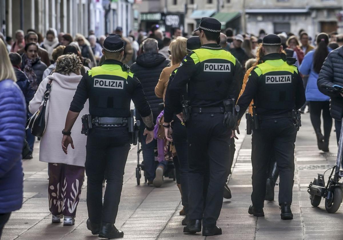 Agentes de la Policía Local patrullan por el centro de Vitoria.