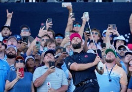 Rahm sigue el vuelo de su último hierro en el PGA, como los numerosos aficionados que tiene detrás.