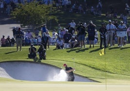 Rahm la saca de búnker durante su ronda final en el PGA Championship.