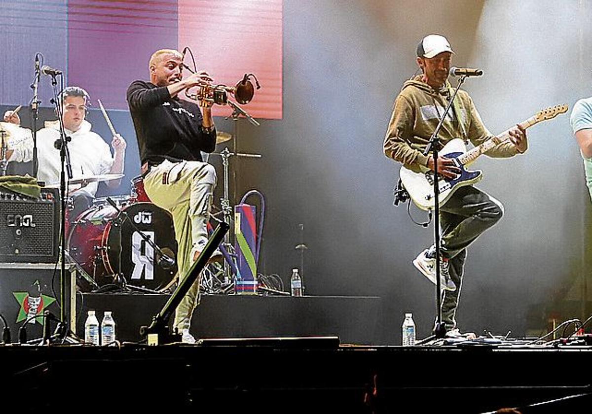 Publicarán tres sencillos antes de grabar el álbum.