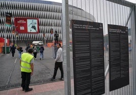 Los operarios trabajan a contrarreloj en la explanada.