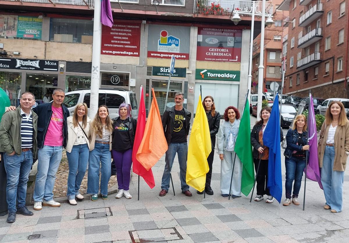 Banderas en favor de la igualdad en Santurtzi