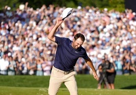 Scheffler tira su gorra con furia tras proclamarse campeón del PGA en Quail Hollow, Charlotte.