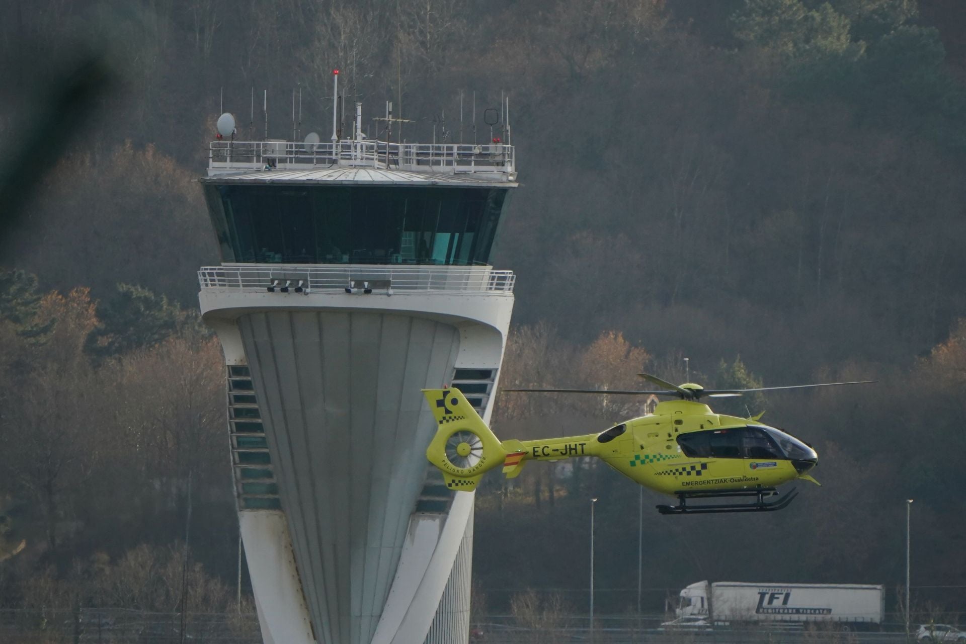 Un helicóptero de Osakidetza pasa frente a la torre de control de Loiu.