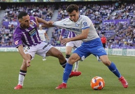 Manu Sánchez, agarrado por Anuar, en el partido de Valladolid en el que el Alavés certificó la salvación.